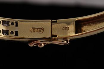 ARMRING, 18k guld med briljantslipade diamanter, totalt ca 2.50 ct, utländska stämplar. Vikt 21 g.