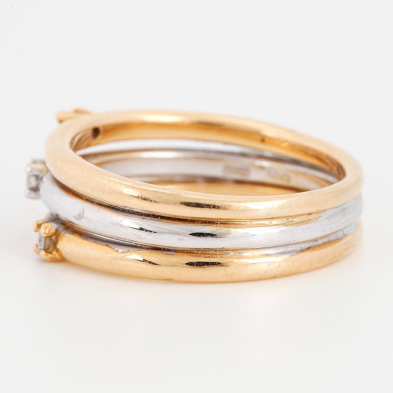 RING, 18K guld i två färger med tre små briljantslipade diamanter.