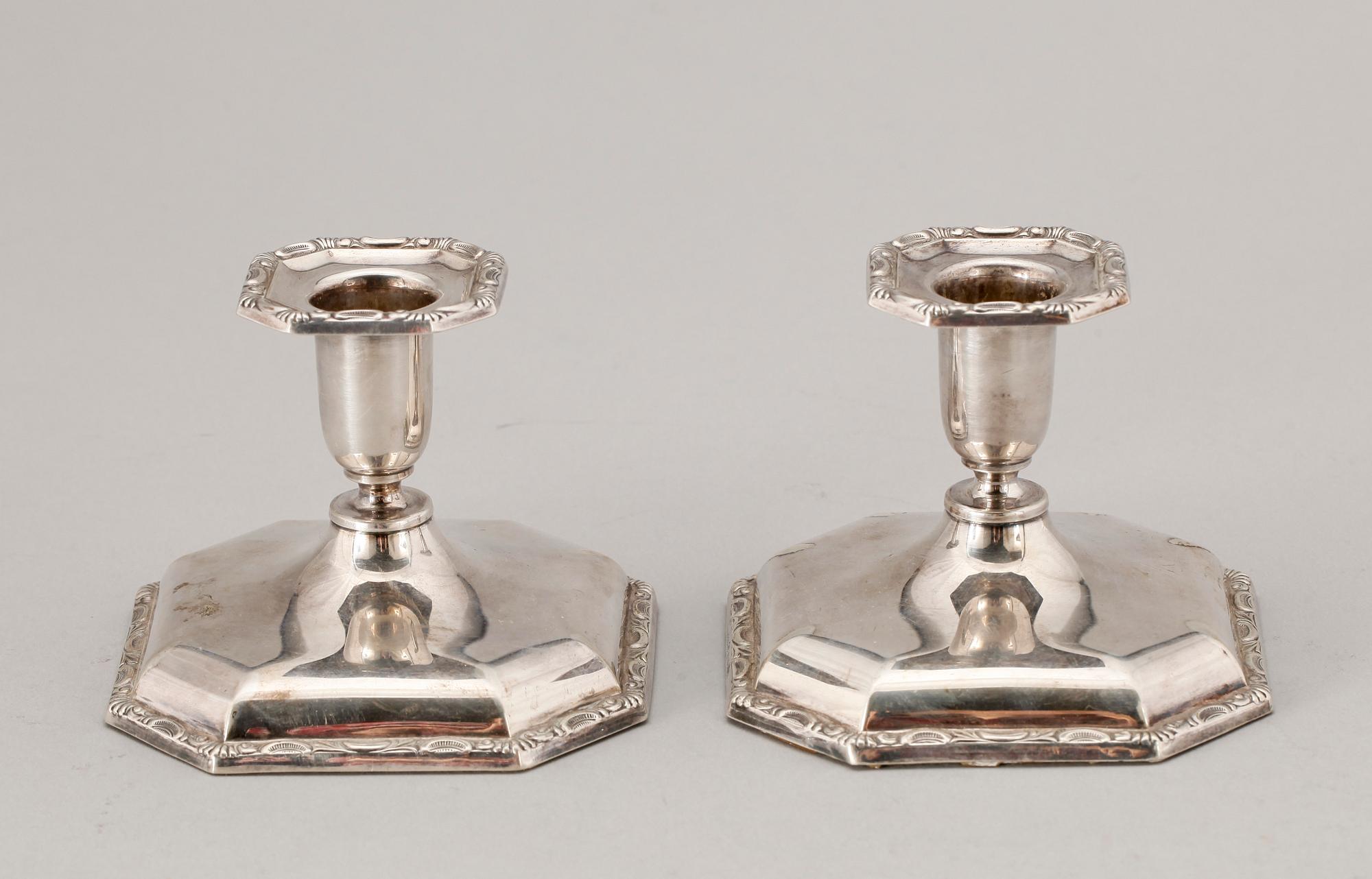 LJUSSTAKAR, ett par, silver. Svenska importstämplar, 1900-tal.