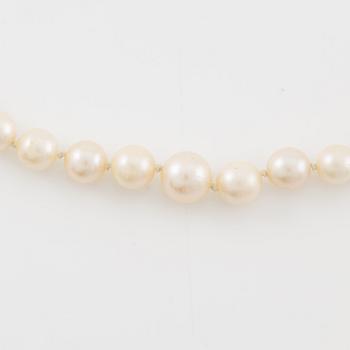 Necklace, with graduated cultured pearls, clasp in 18K gold.