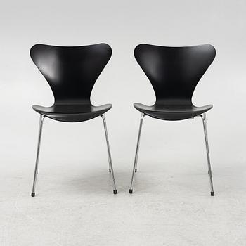 Arne Jacobsen, set of eight chairs "Sjuan", Fritz Hansen, Denmark, dated 2005.