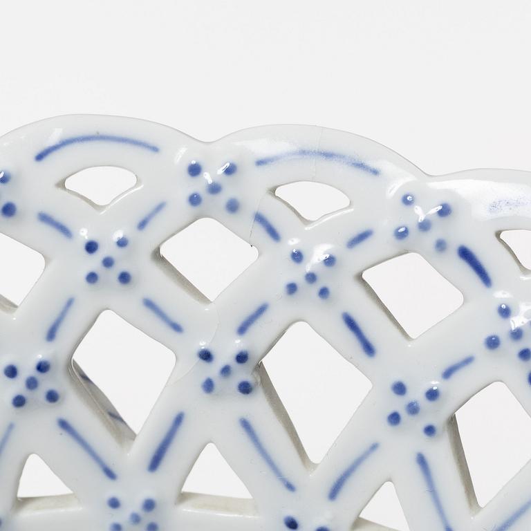 Royal Copenhagen, a 'Musselmalet' / 'Blue Fluted' porcelain bowl and a dish, Denmark 1889-1922.