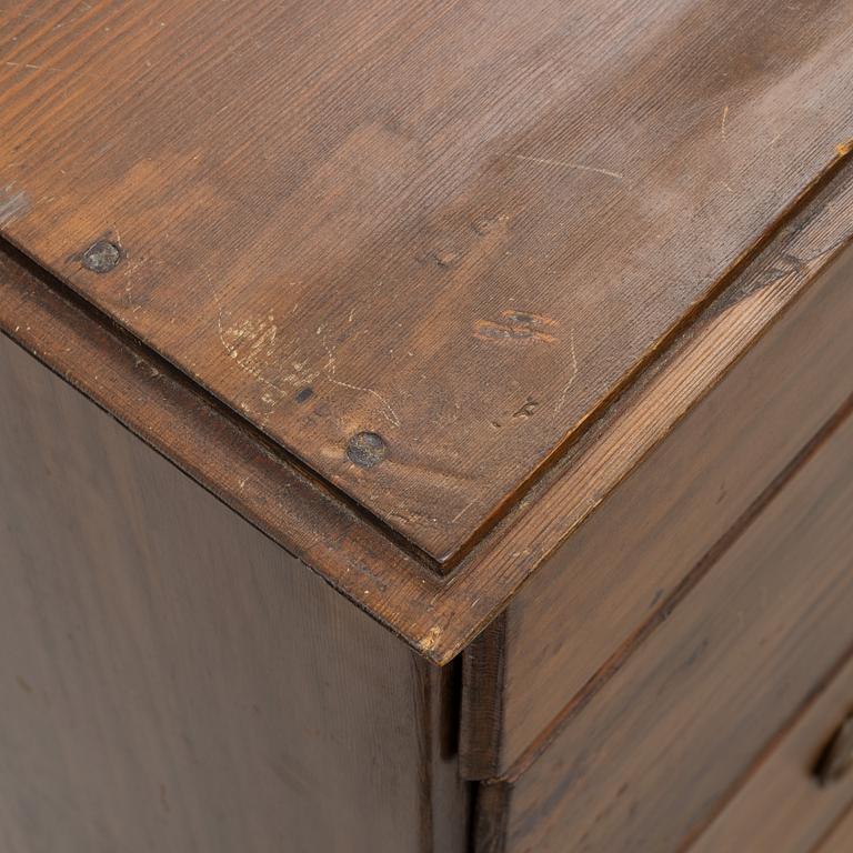A chest of drawers, 19th century.