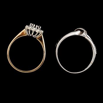RINGAR, 2 st, 9 k vit- och rödguld med diamanter och blå sten. Total vikt ca 4 gram.