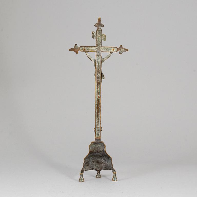 A bronze crucifix, 17th/18th century.