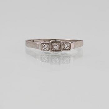 RING, 18K vitguld med 3 briljantslipade diamanter 0.15 ct, Trege, Göteborg, 1952. Vikt 2,0 gram.
