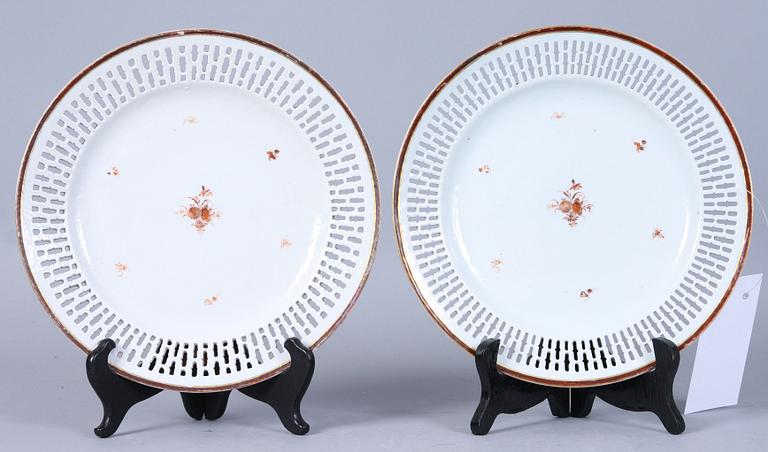 GALLERFAT, ett par, porslin, Kina, 1700/1800-tal.