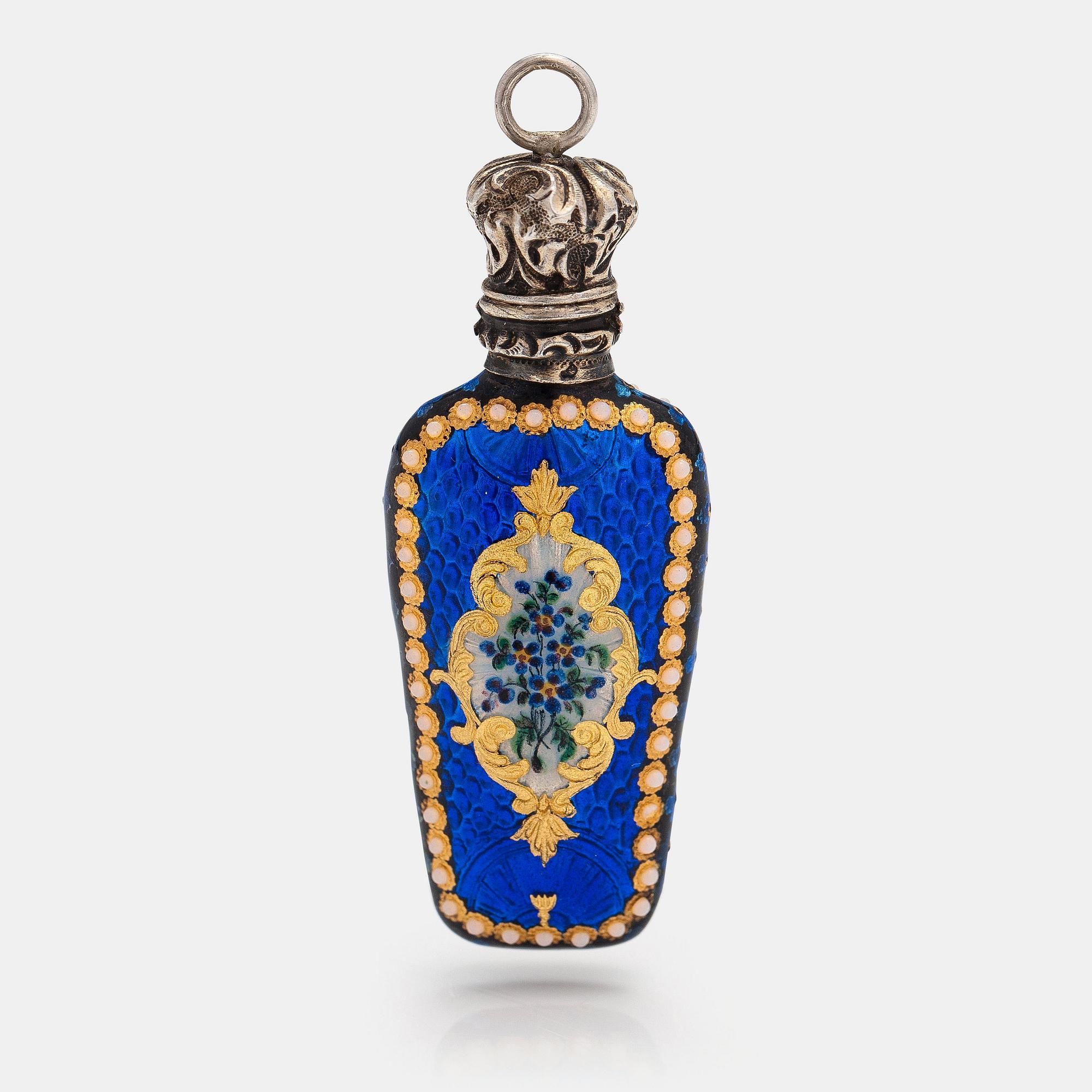 Hänge i form av flaska, silver, emalj och opalglas. Sekelskiftet 1800/1900.