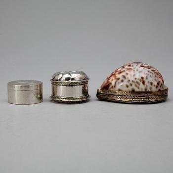 DOSOR, 3 st, silver och snäcka, bla Alfred Ambrosius, Stockholm. Troligen sent 1700-tal till 1860-tal.