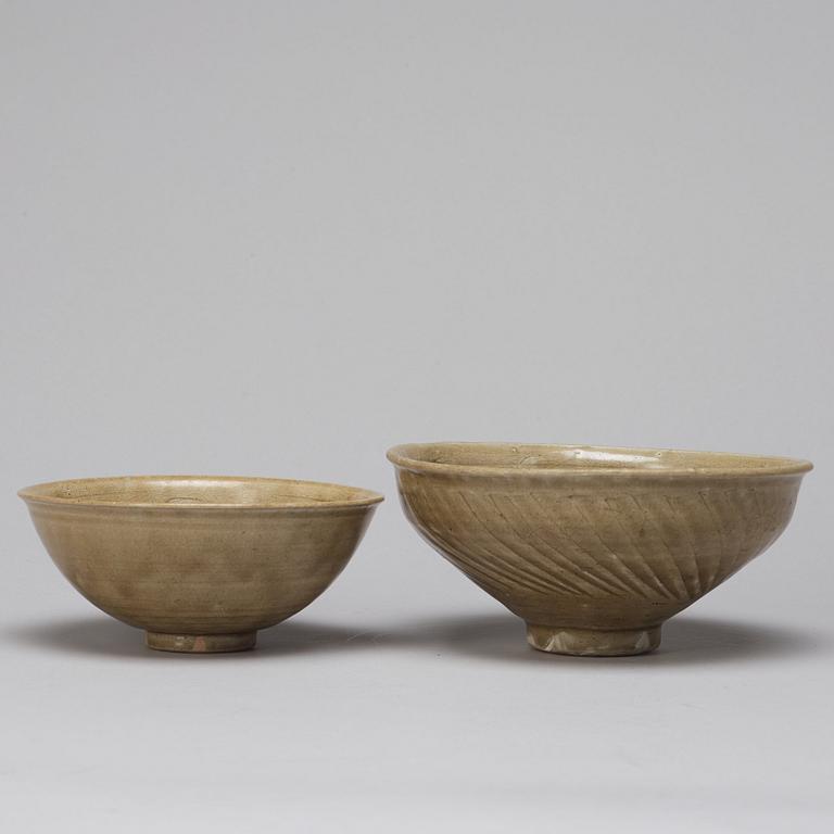 SKÅLAR, två stycken, keramik. Sydostasien, troligen Sawankhalok, 14/1500-tal.
