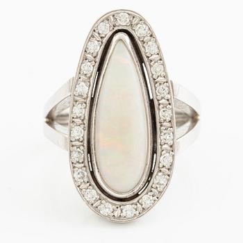 Ring, cocktailring, 18K vitguld med droppformad opal och krans med briljantslipade diamanter.