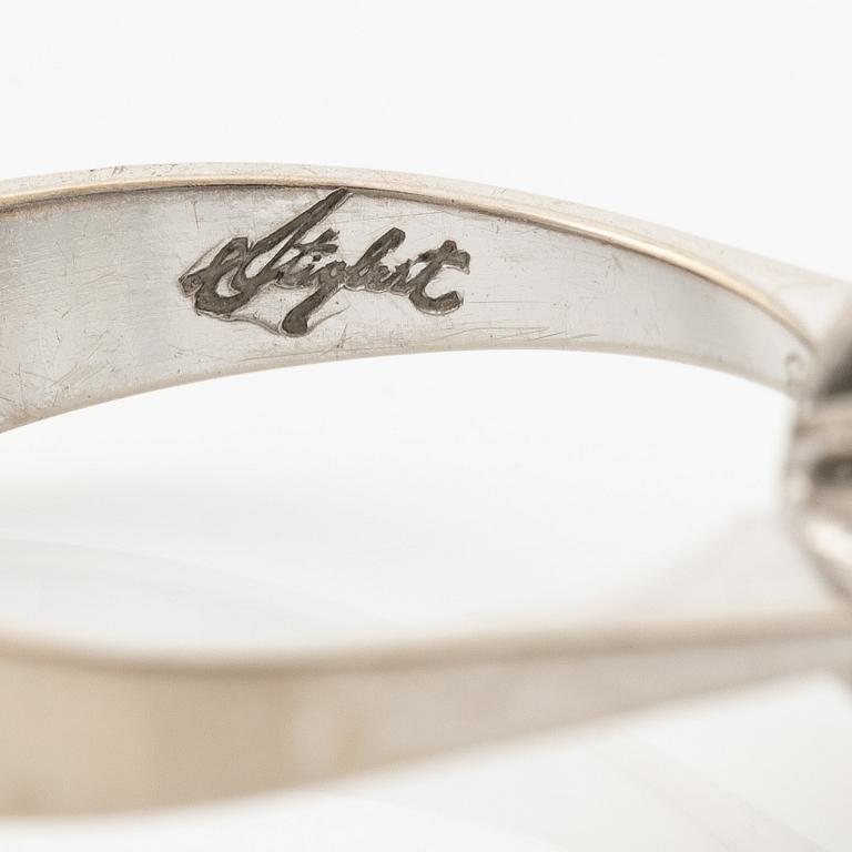 Ring 18K vitguld med en cabochonslipad smaragd och runda briljantslipade diamanter, Stockholm 1976.