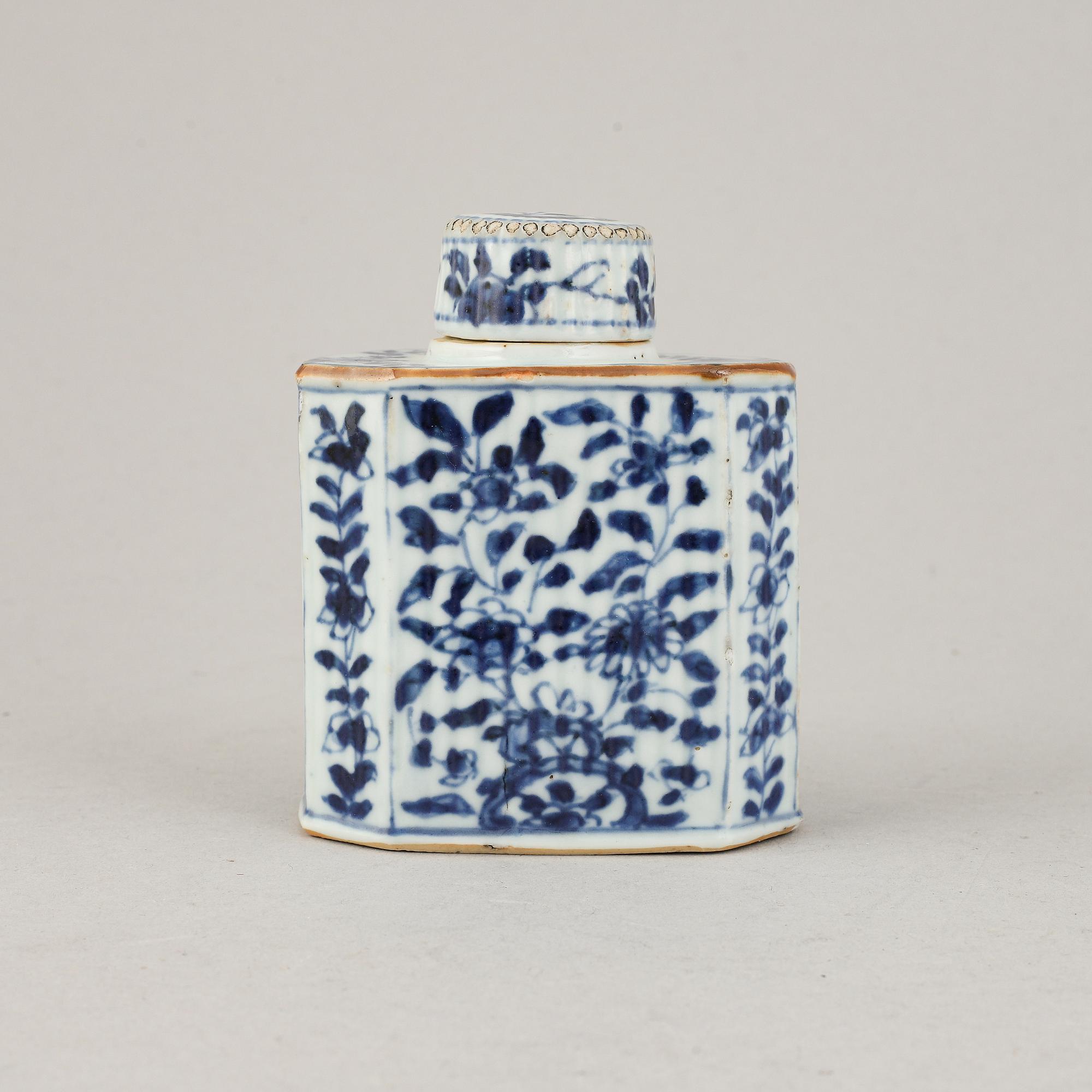 A chinese porcelain tea caddy, Kangxi (1662-1722).