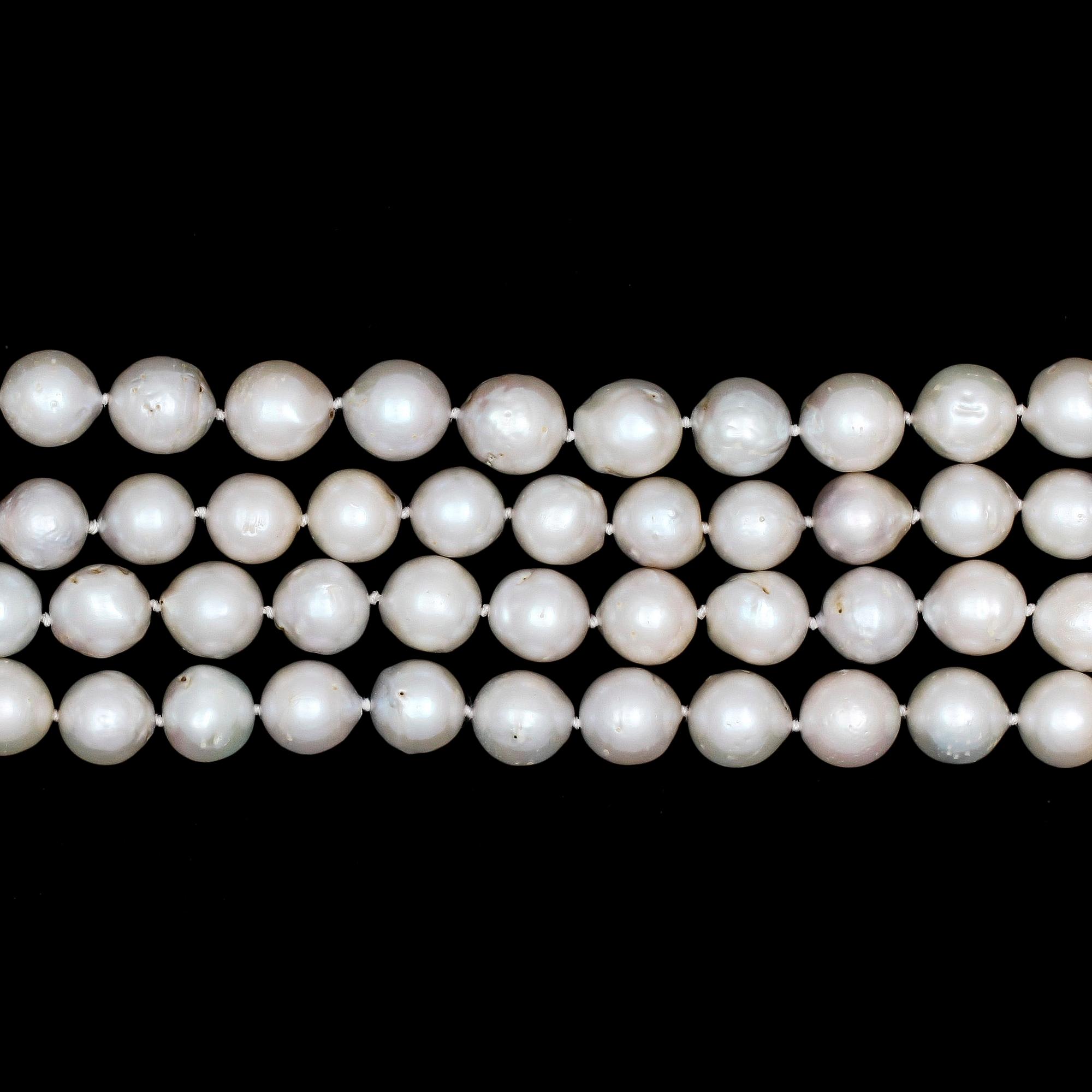 NECKLACE, long necklace with cultured South sea pearls, app. 11 mm.