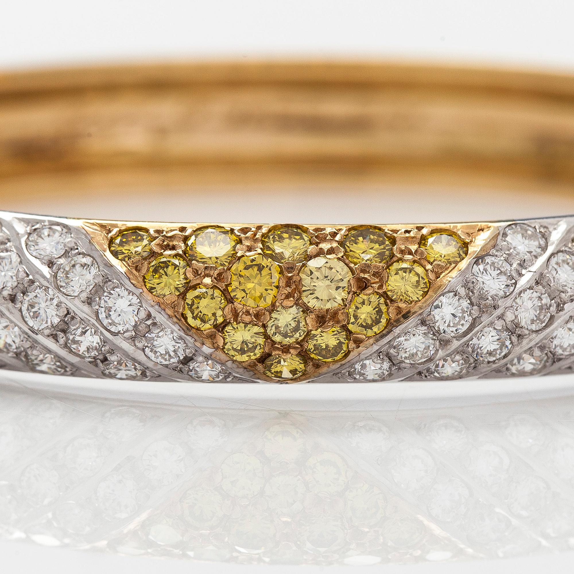 Tillander, armring, 18K guld med briljantslipade diamanter totalt ca 6.62 ct, Helsingfors 1986.