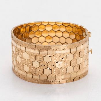 An 18K gold bracelet, Italy.