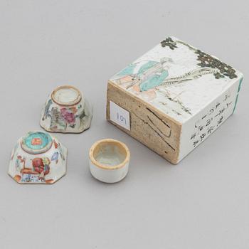 A Chinese porcelain tea caddy and a pair of salt cellars, first half of the 20th Century.