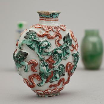 SNUSFLASKOR, fyra stycken, glas, porslin och nefrit. Kina, 1800-1900-tal.