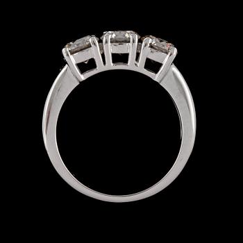 RING, 18k vitguld med 3 briljantslipade diamanter, totalt 2.13 ct, Milano, Italien. Vikt 6 g.