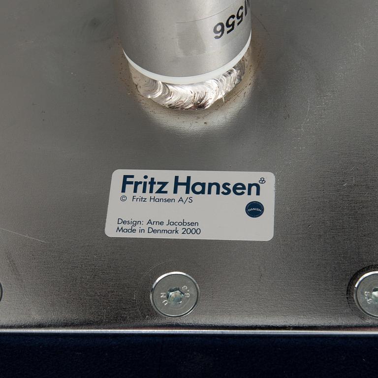 FÅTÖLJER, ett par, "Svanen", Arne Jacobsen för Fritz Hansen, 2000-tal.