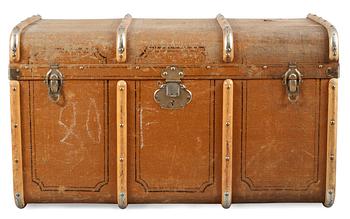 665. An early 20th cent luggage trunk.