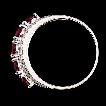 RING, 18K vitguld, 5 rubiner tot ca 1.15 ct, diamanter tot ca 0.27 ct.