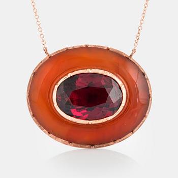 A garnet and carneol pendant in 9K gold.