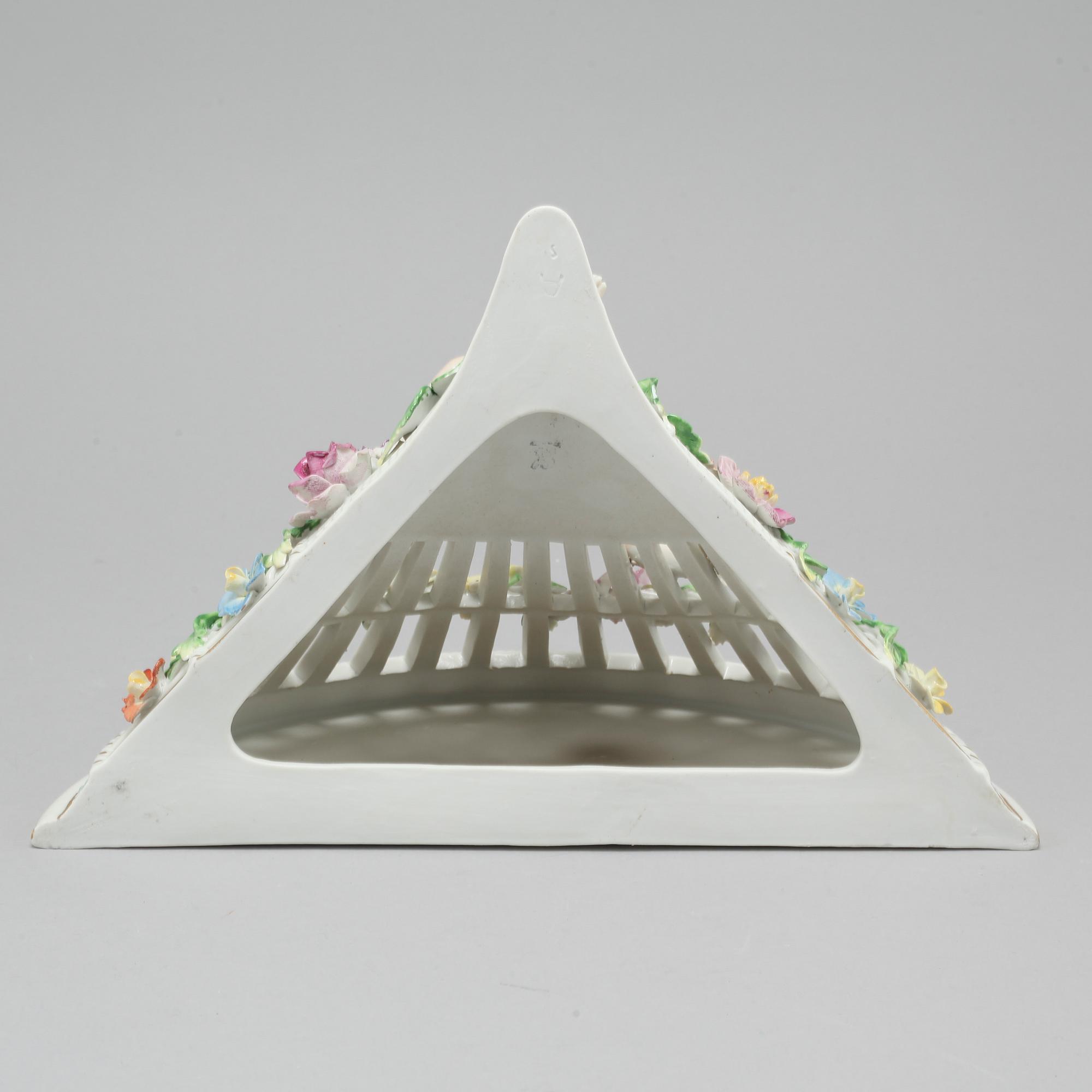 A porcealin shelf, probably from Dresden, first half of the 20th century.