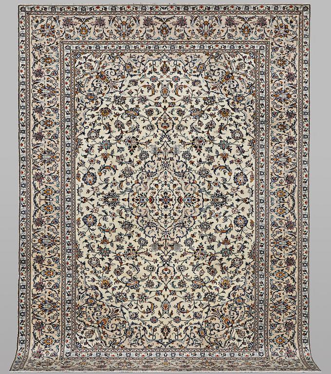 A carpet, Kashan, ca 345 x 238 cm.