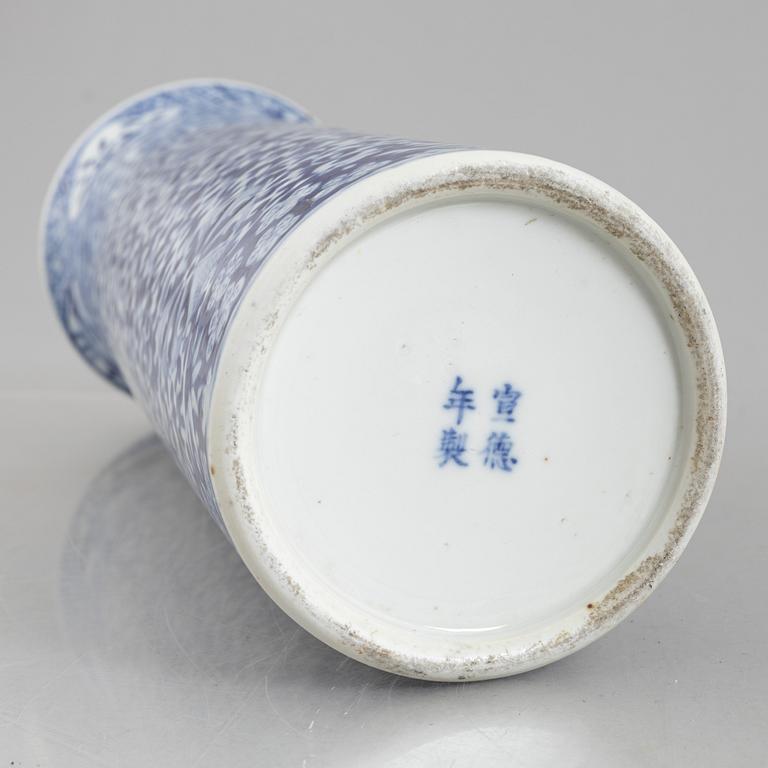 Vas, porslin, sen Qingdynasti, omkring 1900.