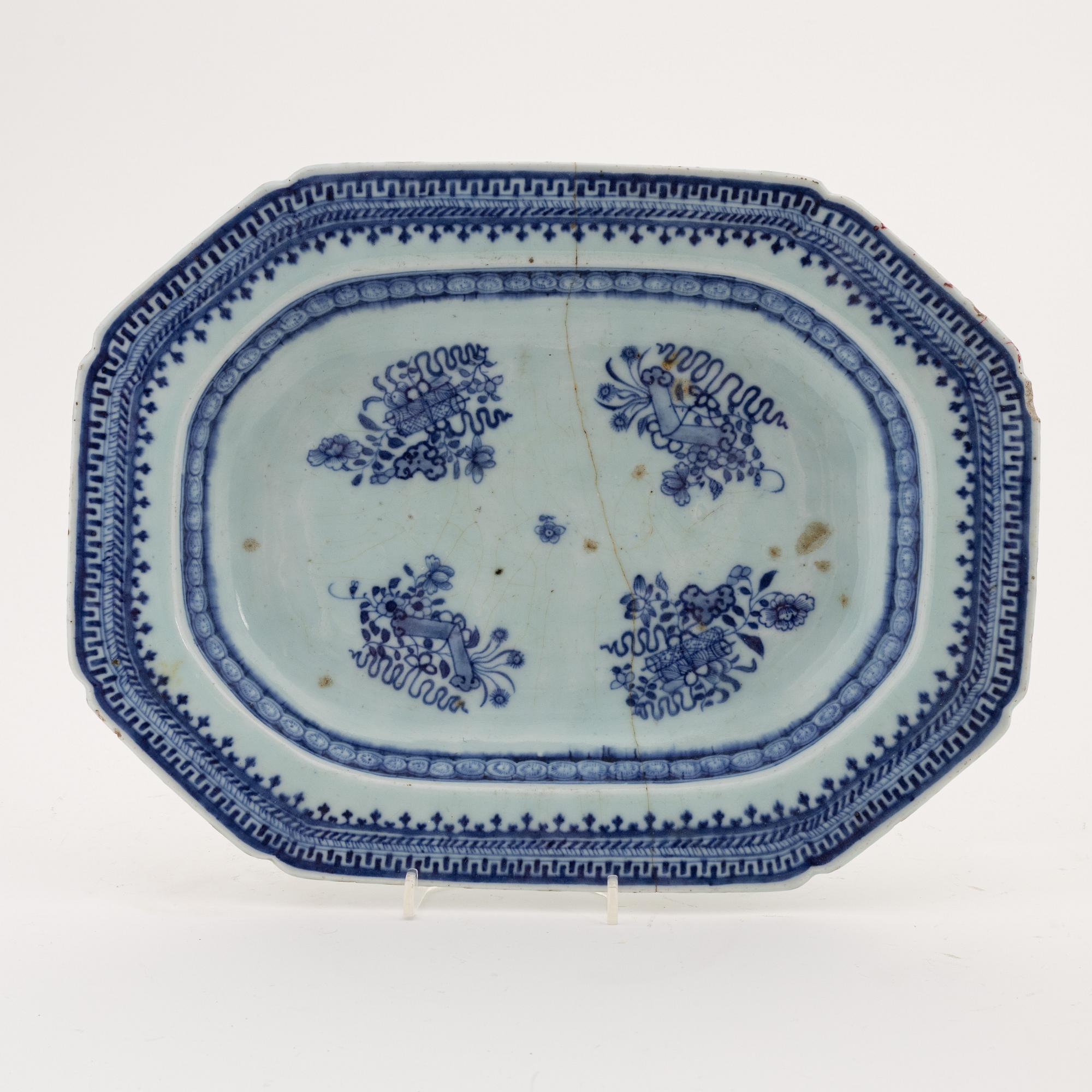 Terrinfat samt vas, kompaniporslin. Kina, Qingdynastin, Qianlong (1736-95).