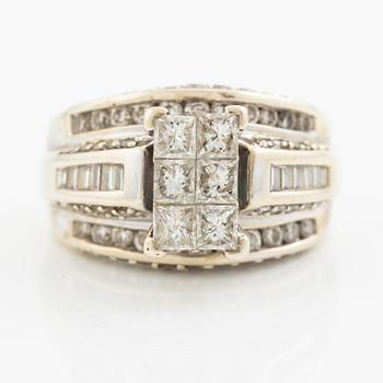 Ring, 14K guld med prinsess-, baguette och runda briljantslipade diamanter.