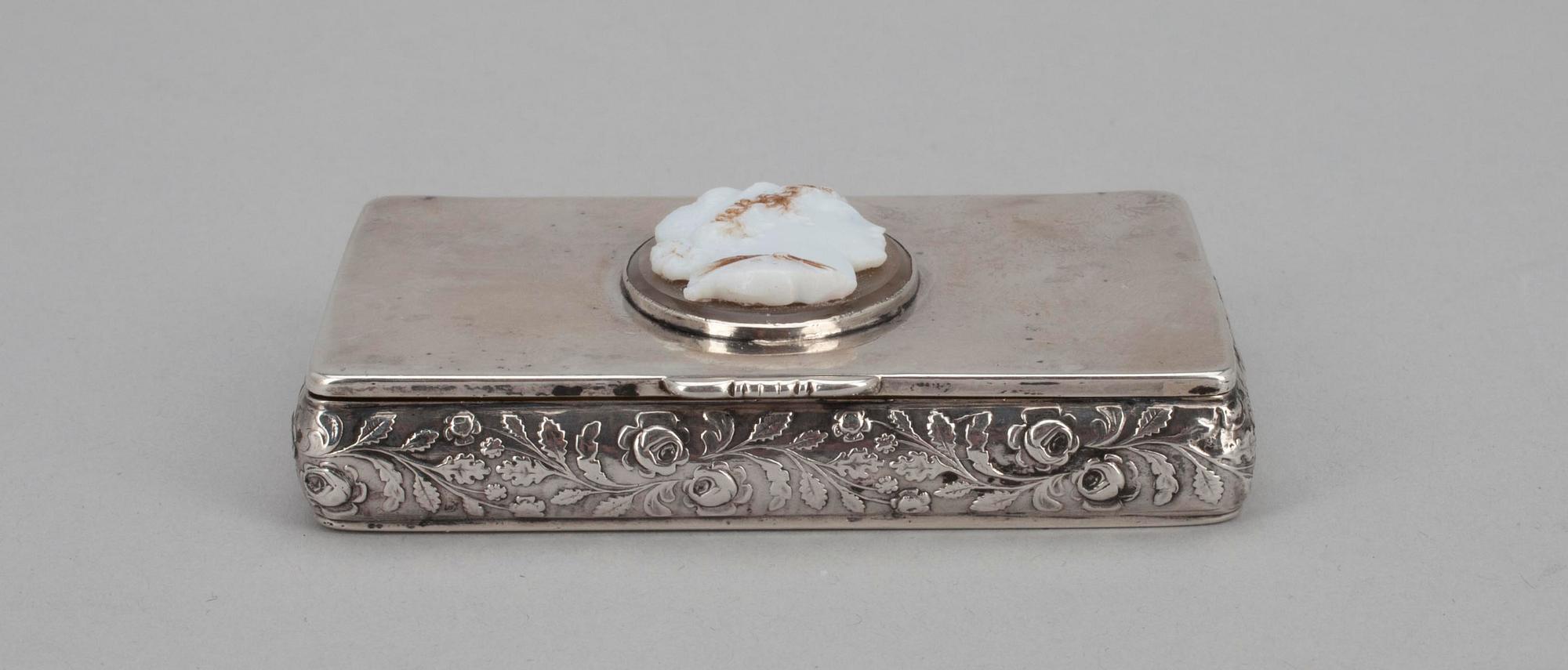 DOSA, silver, profildekor i konstmassa, Gustaf Adolf Strömbäck, Helsingfors 1844. Vikt 62,8 g.