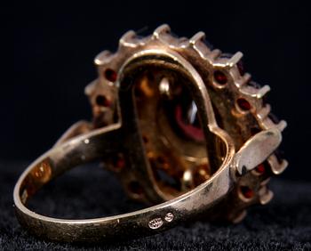 ARMBAND, HÄNGE SAMT RING, förgyllt silver samt granater. 1900-talets början.
