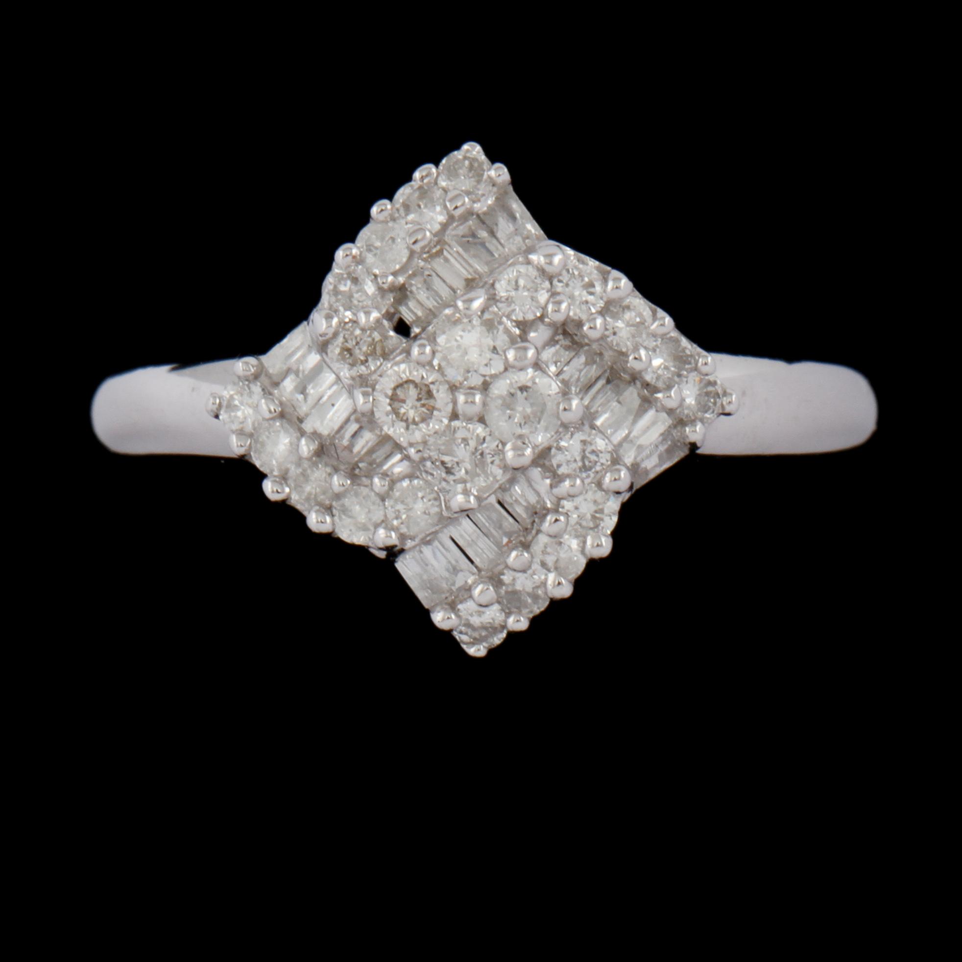 RING, 18k vitguld med briljant och baguettslipade diamanter,0.48 ct. Vikt 2,2 g.