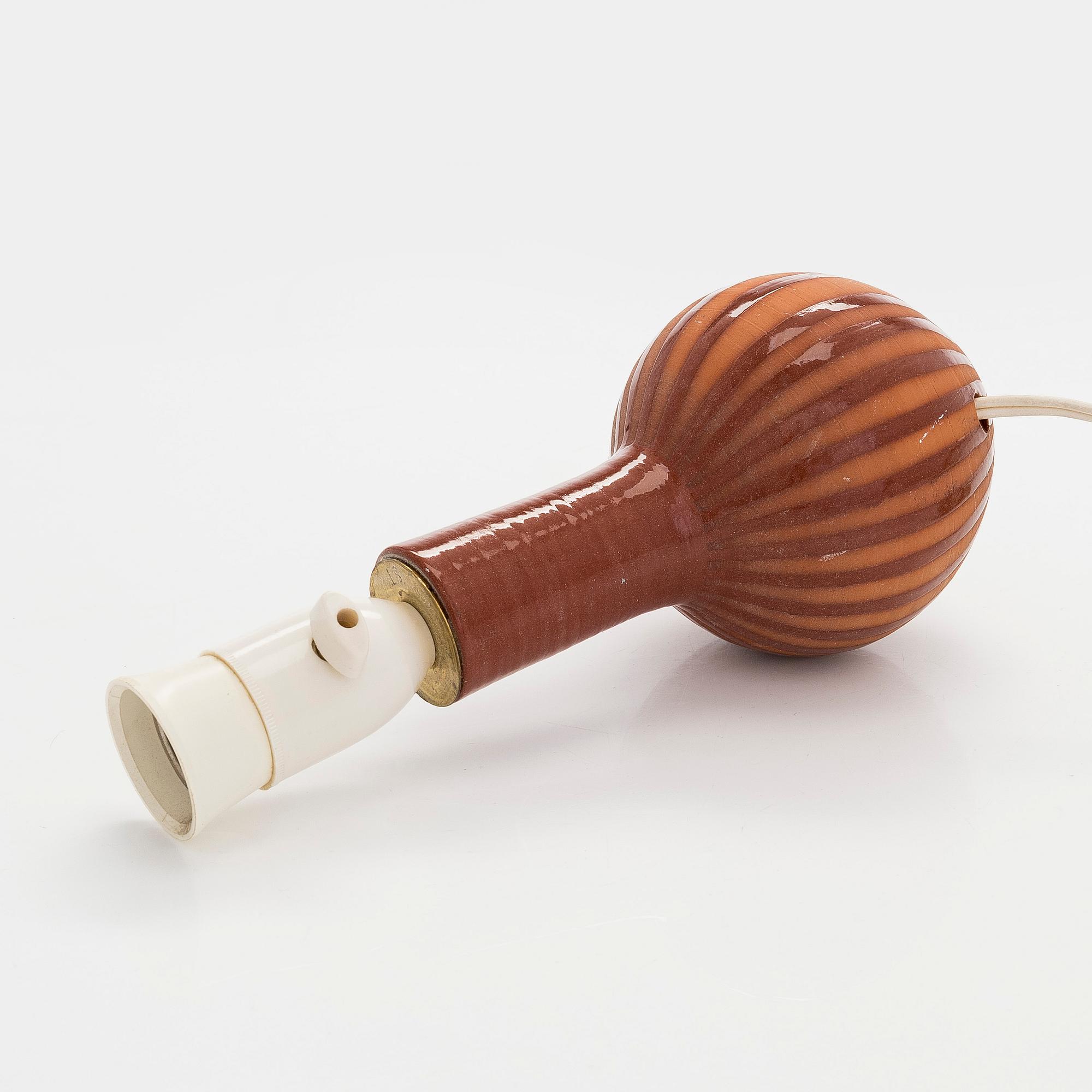 Marita Lybeck, A red clay tablelamp modell 1311. Retailer Stockmann / Artek, Finland.