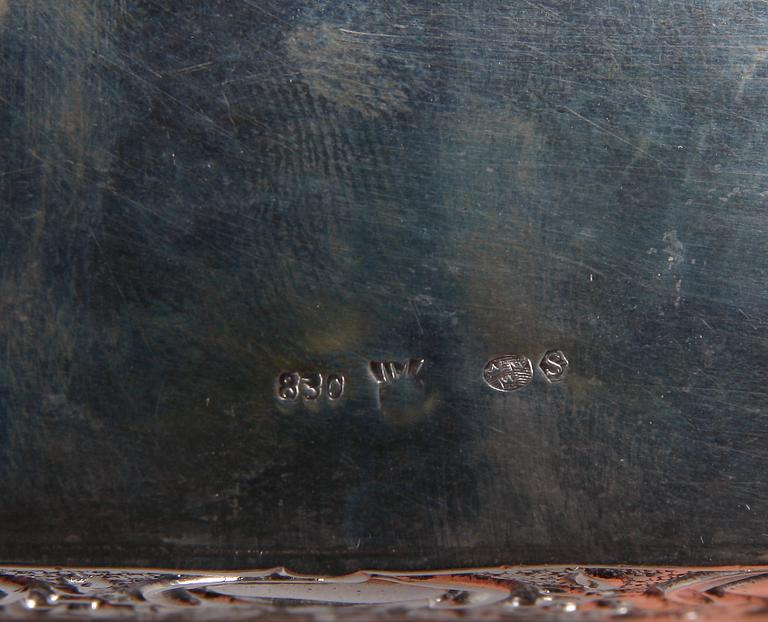 CIGARETTETUI SAMT 3 ASKFAT, silver, rokokostil, bla Österrike, 1900-tal.