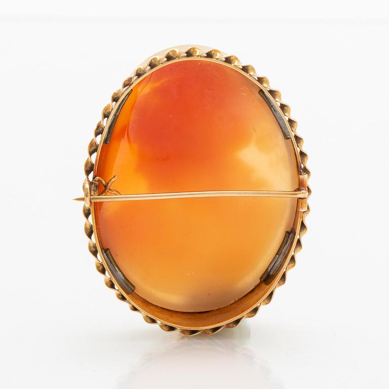 A 14K gold and carved sea shell cameo.