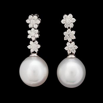 1053. A pair of cultured South sea pearl and diamond earrings, tot. 1.47 cts.