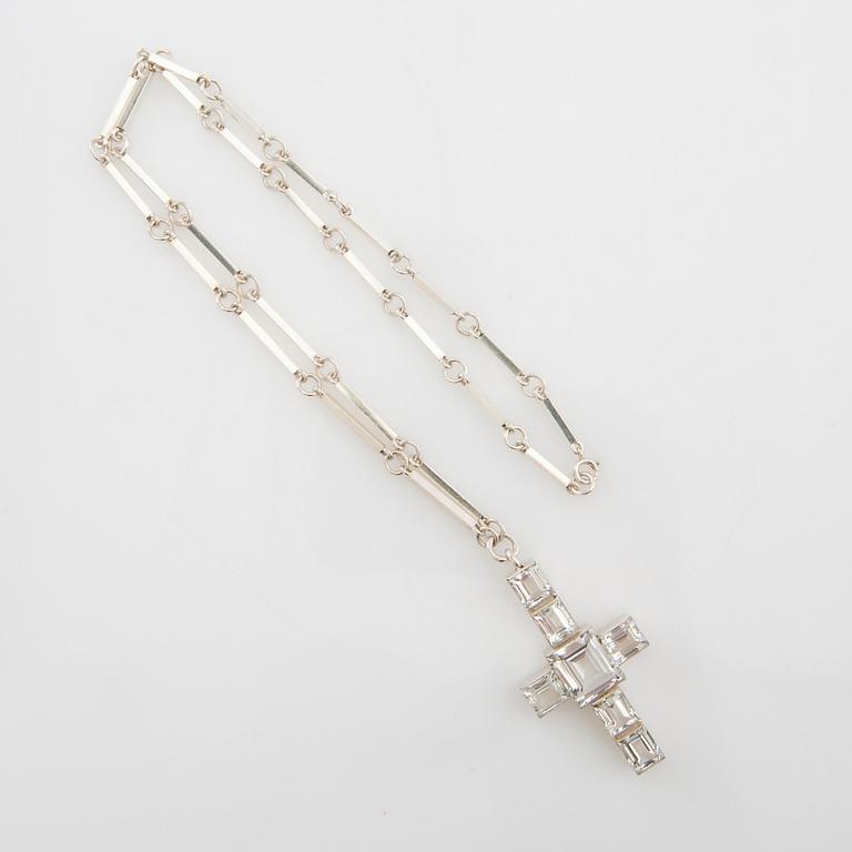 Wiwen Nilsson, Collier av silver och fasetterade bergkristaller i form av ett kors, Lund 1937.