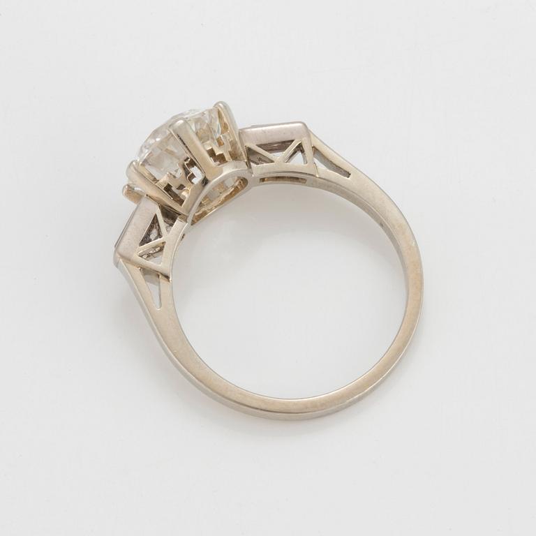 RING med en gammalslipad diamant.