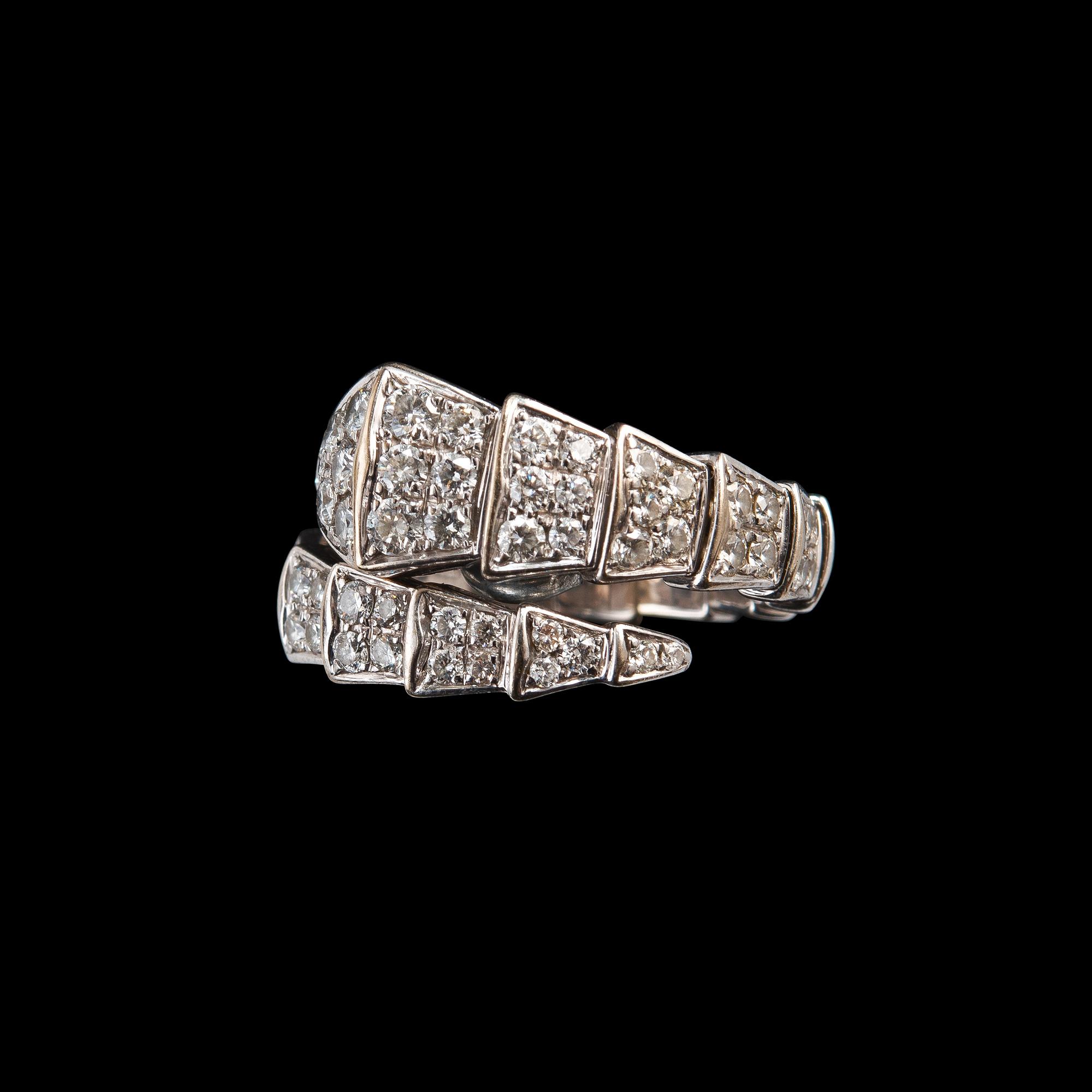 SORMUS, "Bulgari Serpenti". Briljanttihiottuja timantteja n. 1.95 ct. 18K valkokultaa.