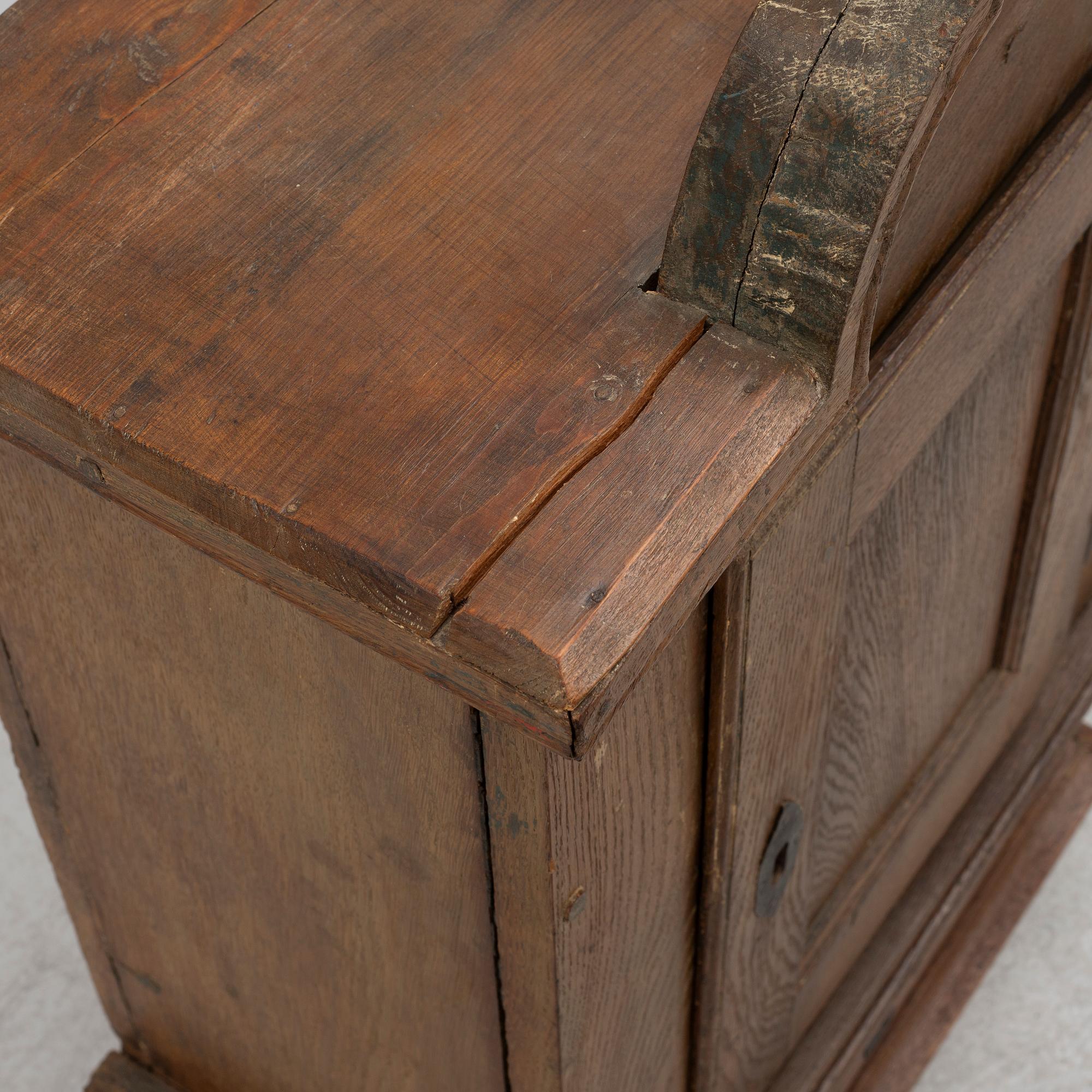 A wall cabinet, 18th/19th century.