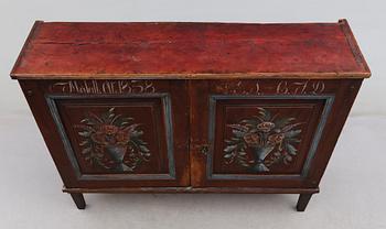 SKÅPSÖVERDEL, allmoge, 1800-talets första hälft.