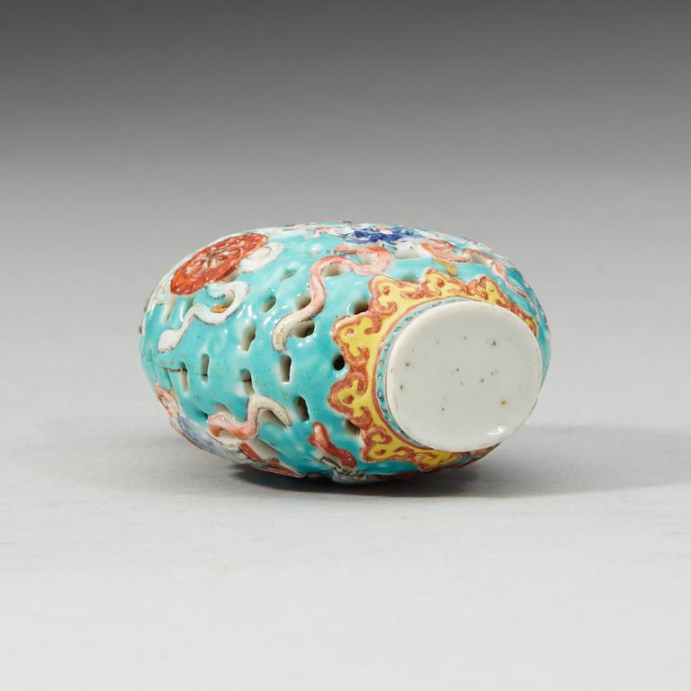 A famille rose snuff bottle, late Qing dynasty.