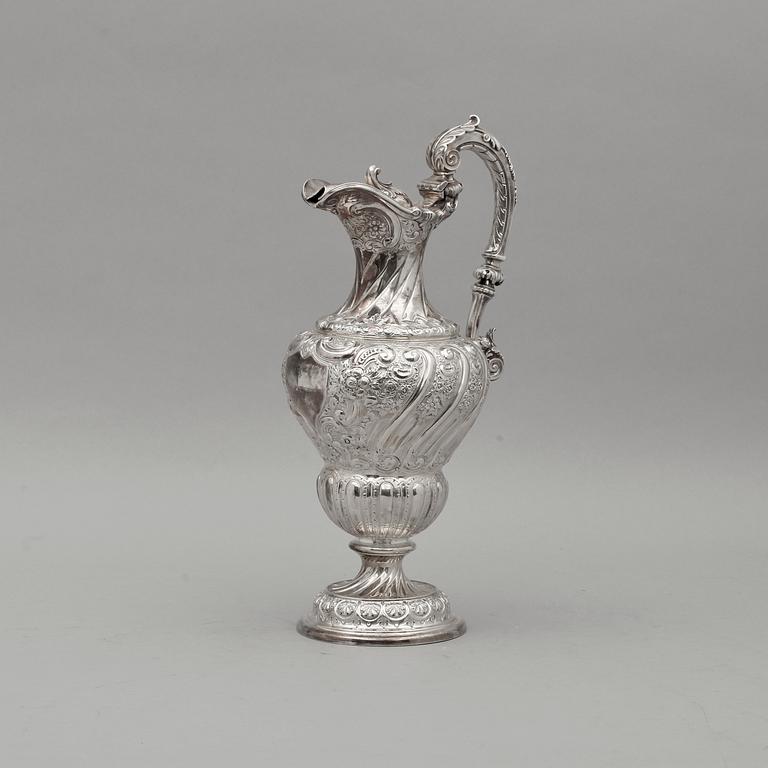 DRYCKESKANNA, silver. Sheffield, 1897-98, otydlig mästarstämpel. C:a 1080 g.