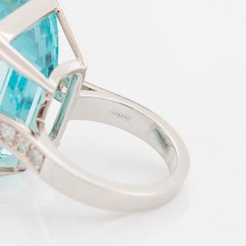 An 18K white gold ring set with a step-cut aquamarine.