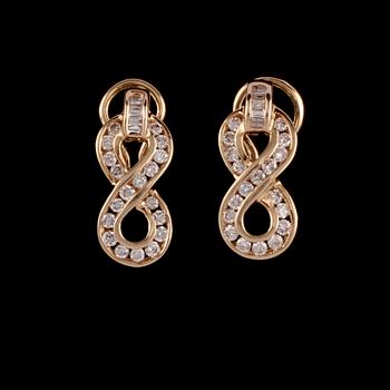 ÖRHÄNGEN, ett par, 14k guld med baguette och briljantslipade diamanter, totalt ca 1.44 ct. Vikt 6 g.