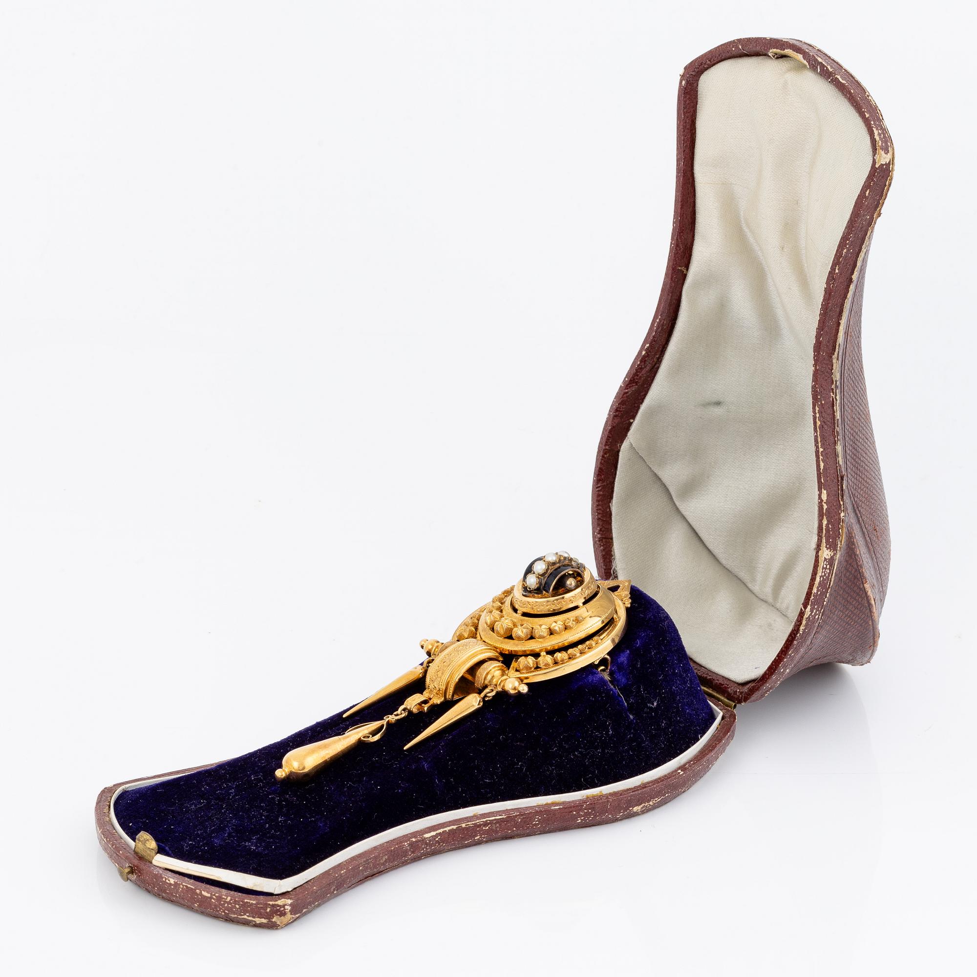 Brooch/pendant, 18K gold with half-pearls and black enamel. Malmö 1872.