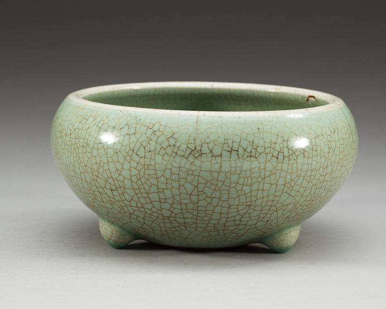 A pale green Ge glazed cencer, Qing dynasti, presumably Kangxi (1662-1722).